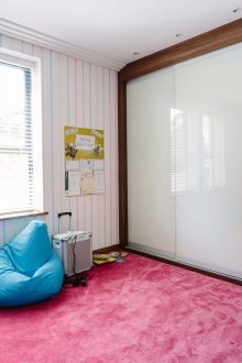 Вграден килер със стъкло