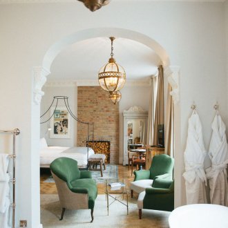 Гипсови корнизи на вратата