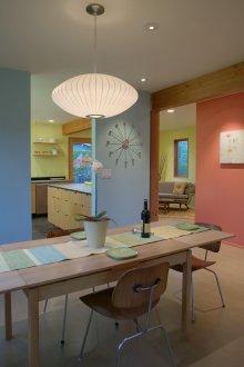 Дълга дървена маса за хранене