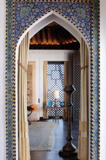 Плочка около врата