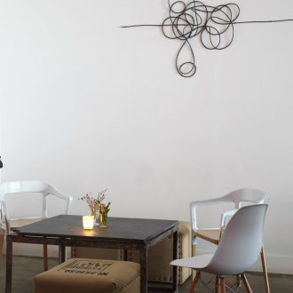 Hiasan kawat di dinding