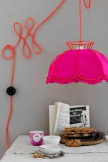 Kabel merah di pedalaman