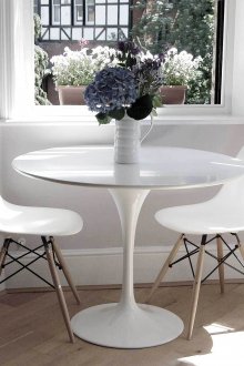 Кръгла бяла маса за малка кухня