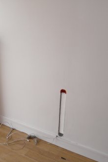 Wayar yang tertanam di dinding