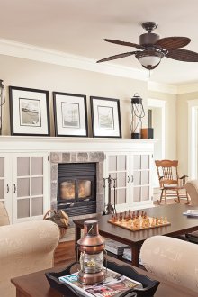 Бежова всекидневна с два прозореца