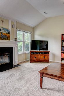 Дневна с две дървени прозорци