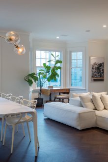 Високотехнологична всекидневна с два прозореца