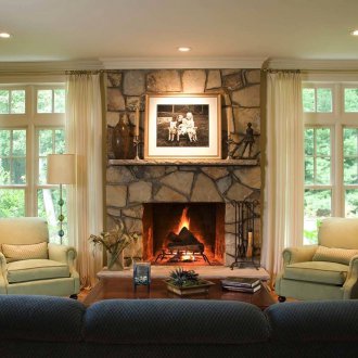 Дневна с два прозореца и камина