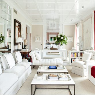 Дневна в колониален стил с два прозореца