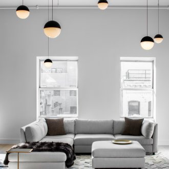 Дневна в стил лофт с два прозореца