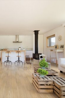 Подреждане на мебели в хол с два прозореца