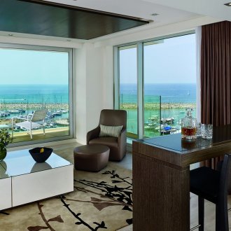 Дневна с две панорамни прозорци