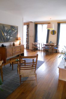 Дневна с два прозореца в ретро стил.