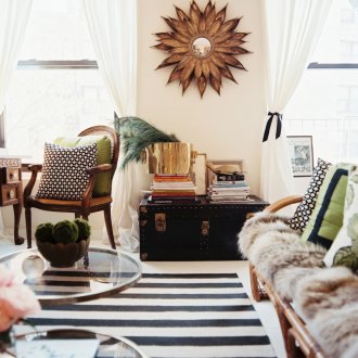 Дневна с два прозореца с завеси