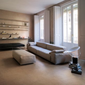 Дневна с два прозореца и щори