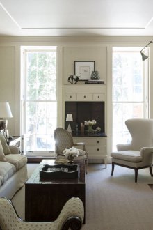 Дневна с две тесни прозорци