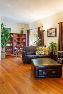 Дневна с два прозореца и винтидж мебели