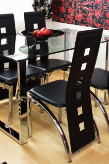 Красива кухненска маса, изработена от метал и стъкло