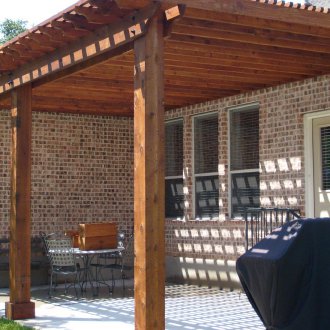 Pergola visor above the entrance