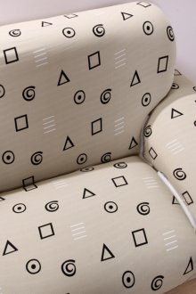 Tutup Euro di atas sofa