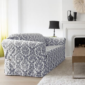 Tutup dengan corak di sofa