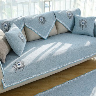 Tutup dengan sulaman di atas sofa