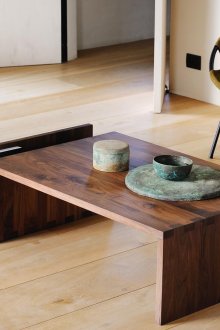 Маса с цвят на орех в хола