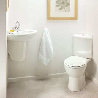 Тоалетната е компактна ъглова