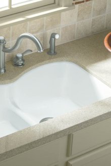 Акрилна мивка в кухнята