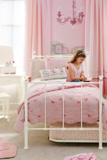 Розов тапет в просторна детска стая