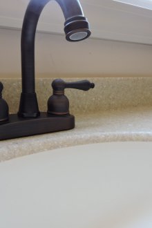 Акрилна мивка за баня