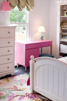 Уютна детска стая за момиче с бял тапет