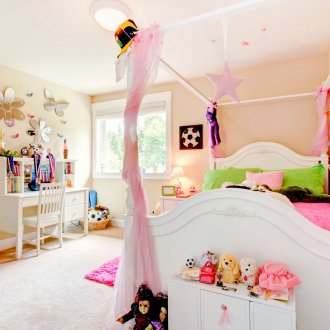 Крем тапет в голяма детска стая за момиче