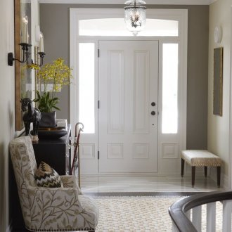 Полилеи на стената в коридора