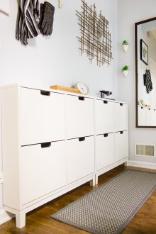 Панел на стената в коридора