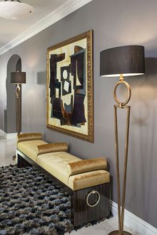 Картина в златна рамка в коридора