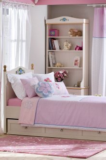 Бял тапет в стаята за малко момиченце