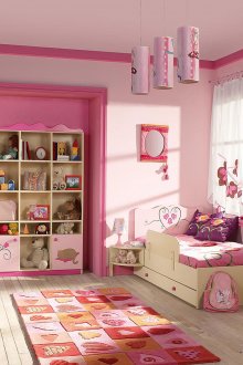 Розов тапет в просторна детска стая за момиче