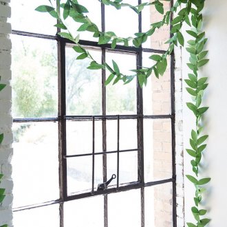 Гирлянд от хартия на прозореца