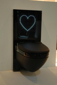 Черен тоалет с вградено казанче