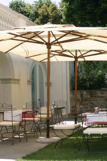 Градински чадър дървен