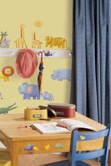 Жълт тапет с животни за детска стая