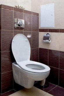 Tandas dinding dipasang dengan outlet serong