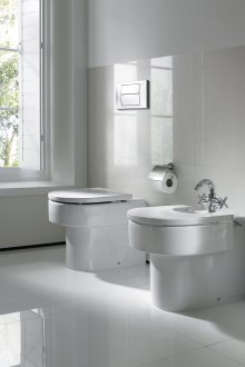 Mangkuk tandas separa bulat dengan pelepasan serong