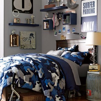 Сив тапет в стаята за тийнейджърко момче