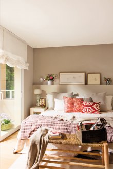 Декоративни картини над леглото в спалнята