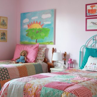 Детски картини над леглото в спалнята
