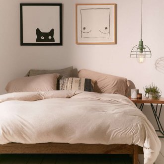 Две картини над леглото в спалнята