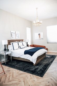 Картини в еко стил в леглото в спалнята