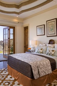 Картини над леглото в спалнята в етнически стил